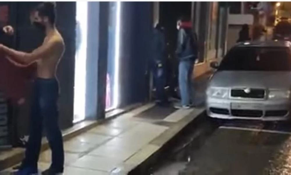 Ποια παπούτσια; Στο Αγρίνιο δοκιμάζουν και παντελόνια στο πεζοδρόμιο